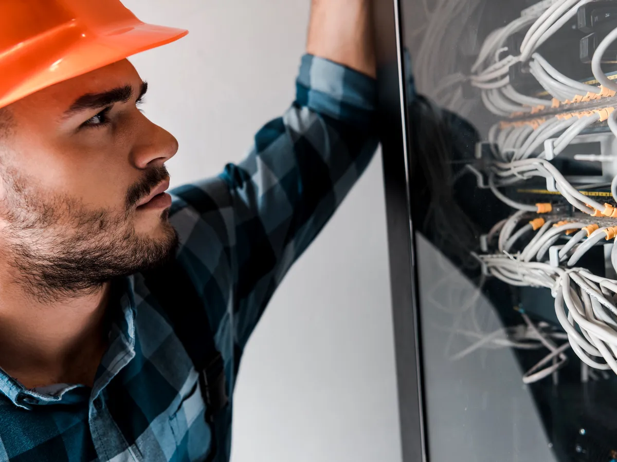 Artisan électricien au travail à Paris